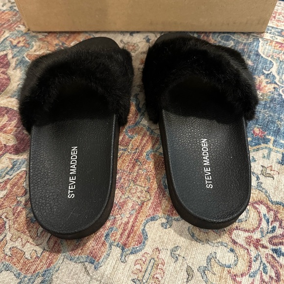 Steve Madden Black Slides - Picture 2 of 3